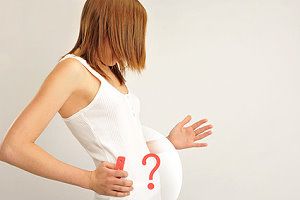 Frau denkt über Schwangerschaftsabbruch nach