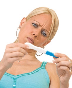 Frau bei Ovulationstest Anwendung