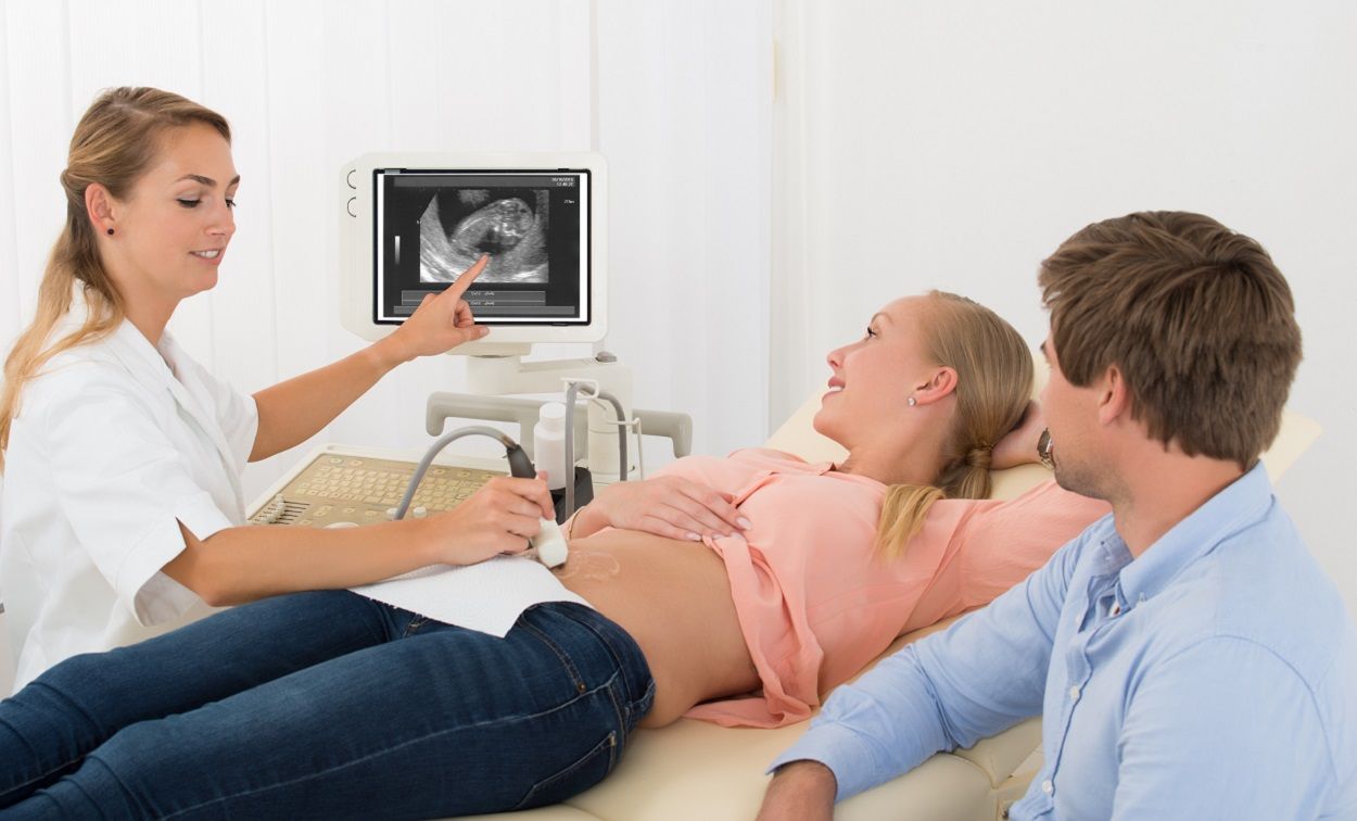Schwangere beim ersten Ultraschall - Screening