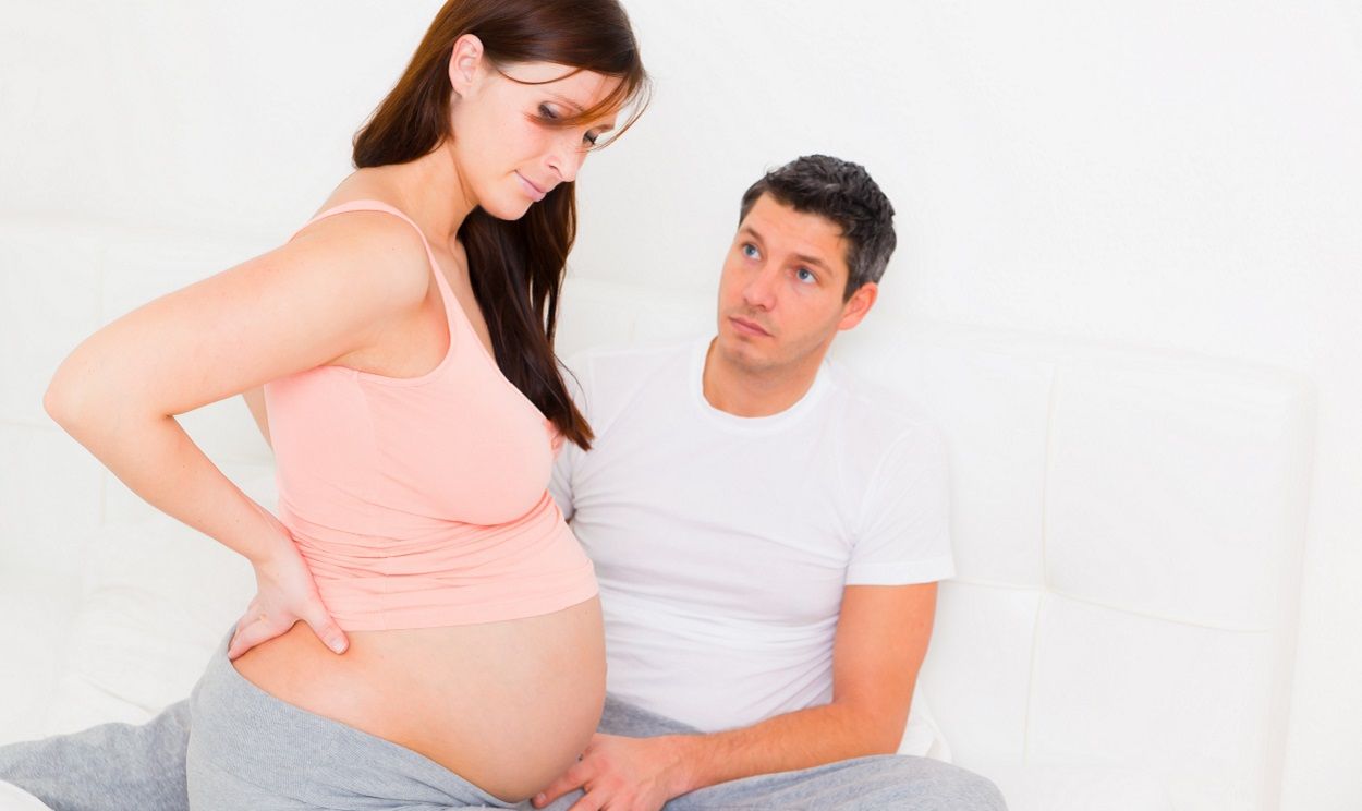 25. SSW: Schwangere hat Rückenschmerzen