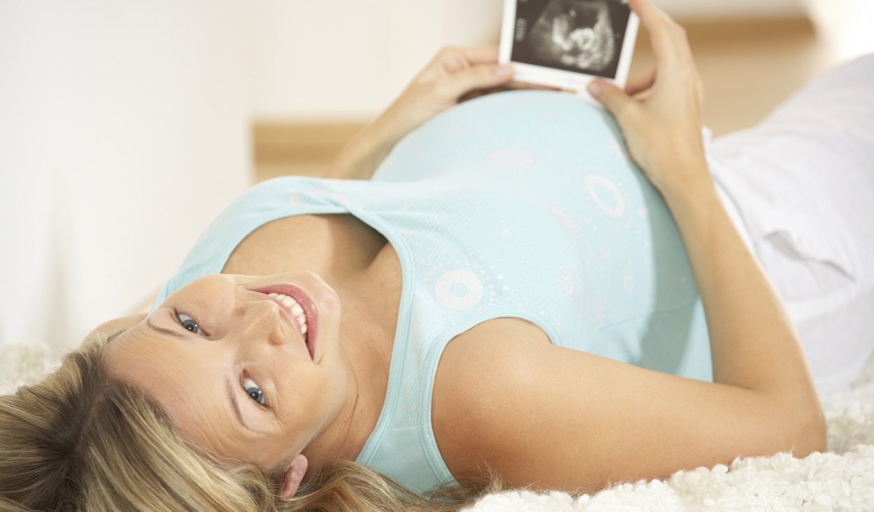 30. SSW: Schwangere mit Ultraschallbild