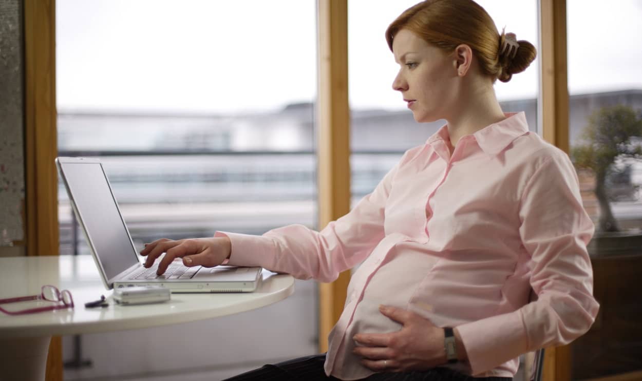 35. SSW: Schwangere beim Arbeiten