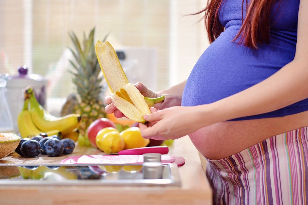 Schwangere Frau ernährt sich gesund