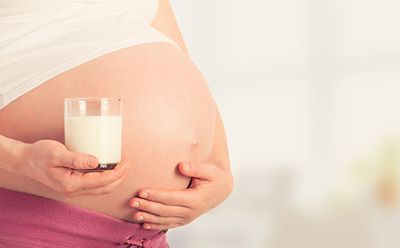 Schwangere mit einem Glas Milch
