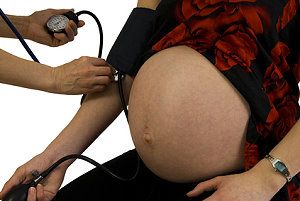Schwangere beim Blutdruck messen