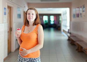 Schwangere bei der Urinuntersuchung