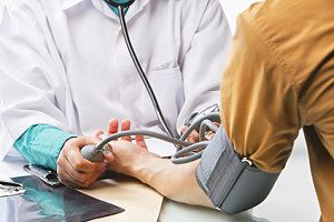 Blutdruck messen beim Arzt