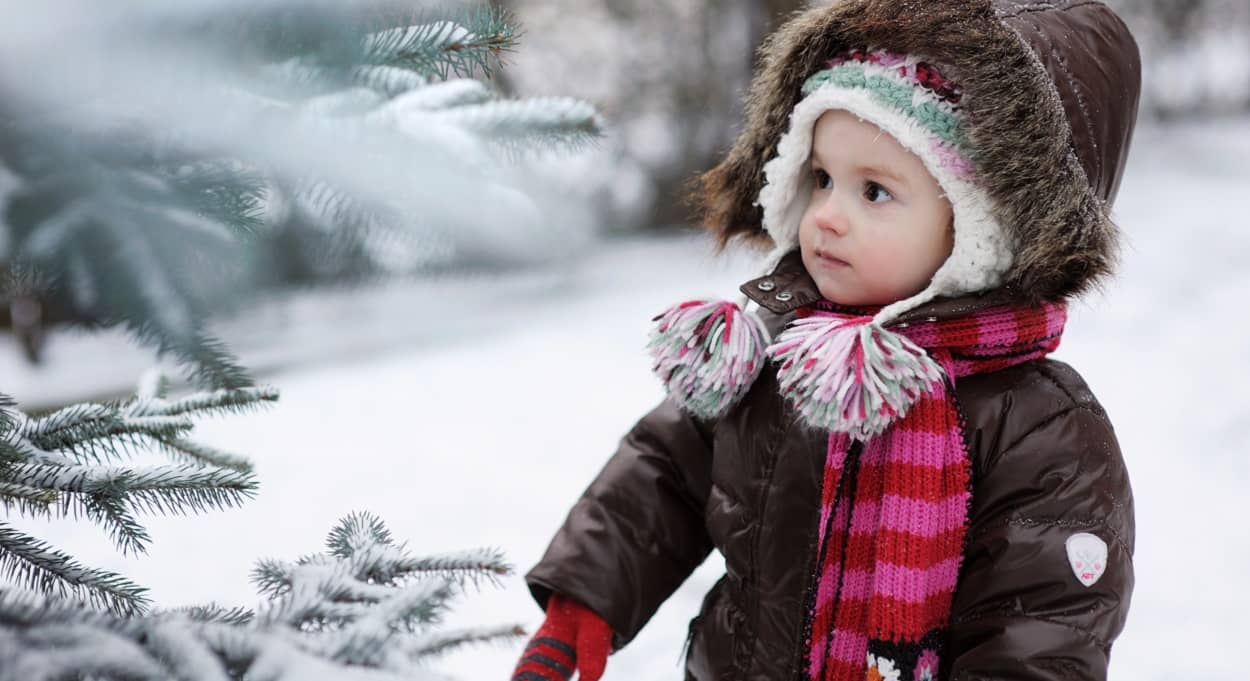 Ein kleines Mädchen hat Angst im Schnee