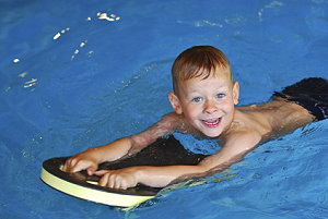 Junge beim Schwimmkurs