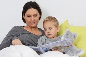 Mutter liest ihrem Sohn vor