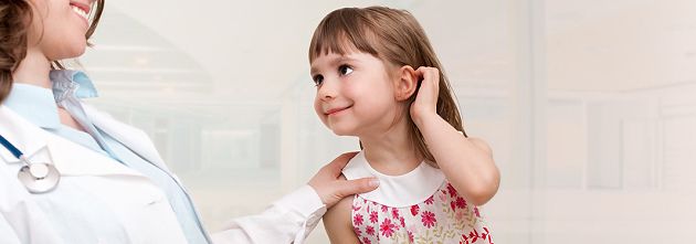 Mädchen beim Kinderarzt
