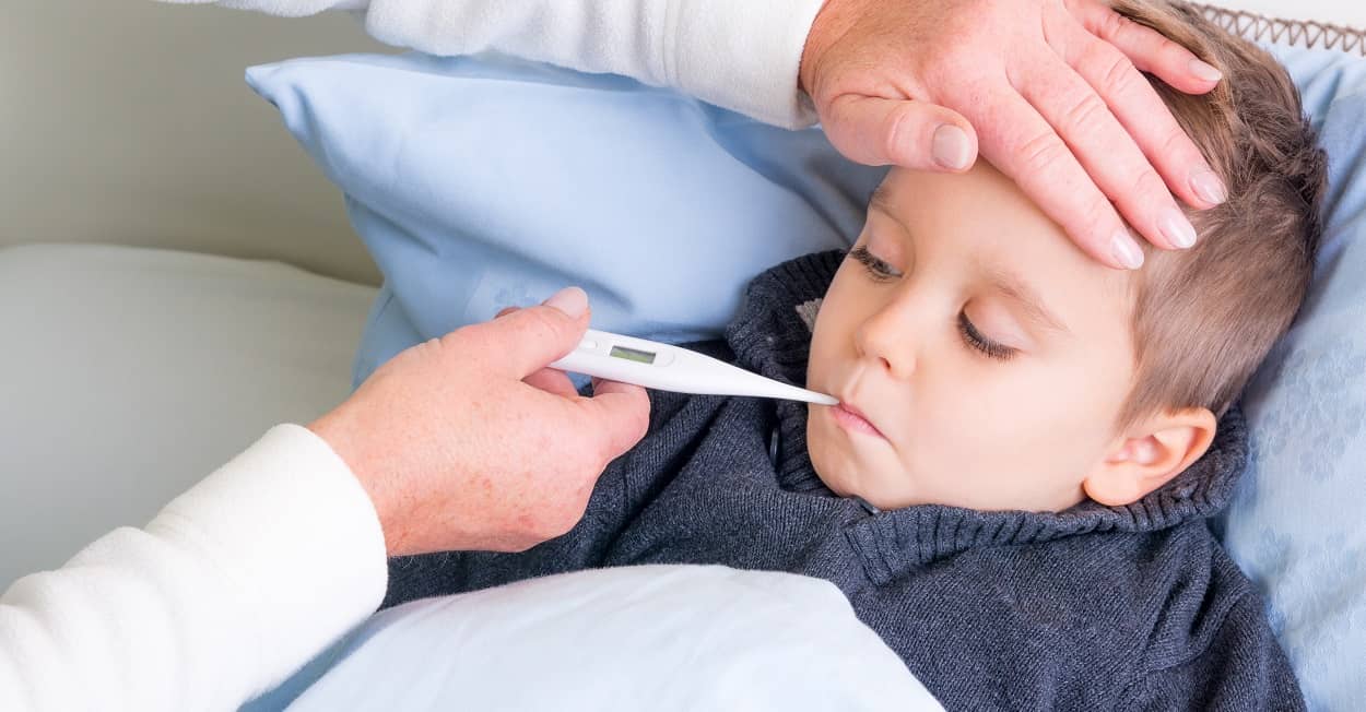 Fiebermessen beim Kind im Mund