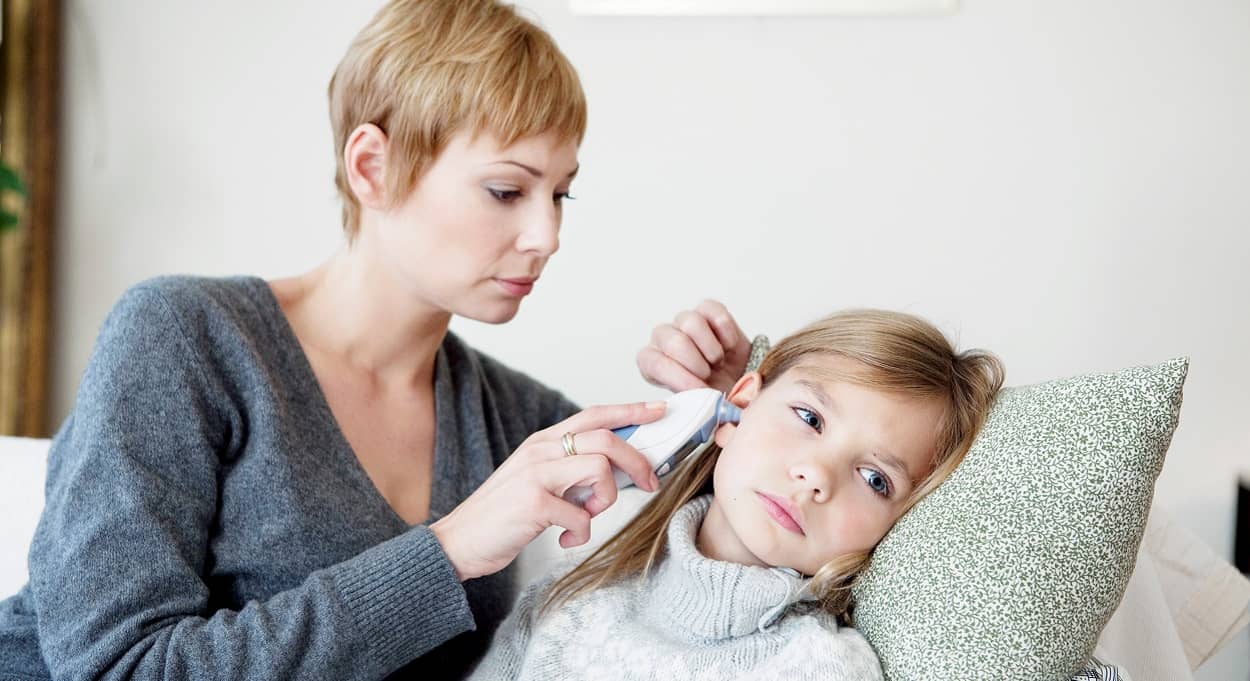 Fiebermessen beim Kind im Ohr