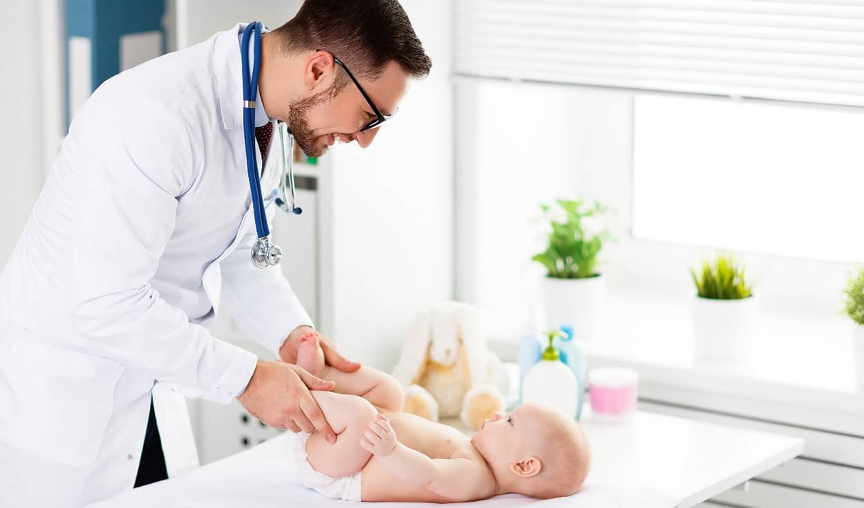 Arzt und Baby bei der U4 Untersuchung