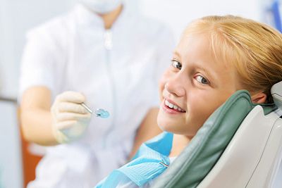 Mädchen beim Zahnarzt