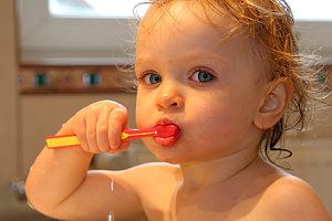 Kleines Kind beim Zähneputzen