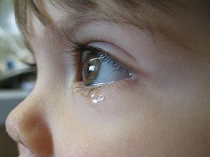 Ein Kind weint