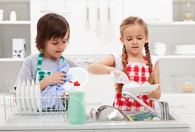 Kinder beim Abwasch