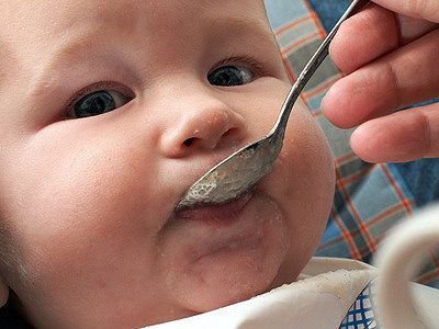 Ein Baby isst Brei