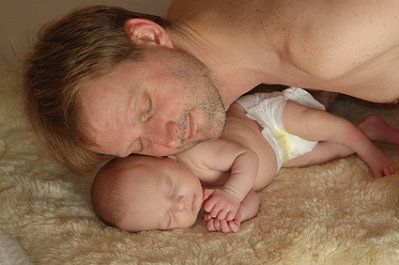 Ein Baby kuschelt mit seinem Papa