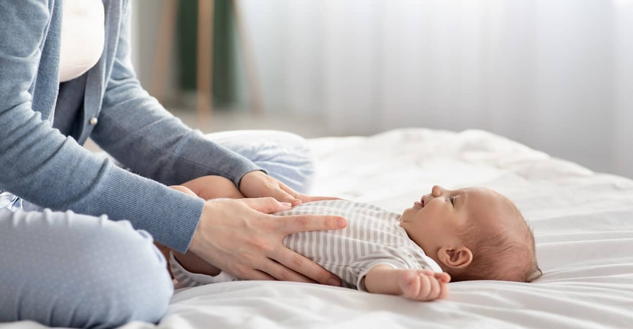 Verstopfung Baby - Bauchmassage kann helfen