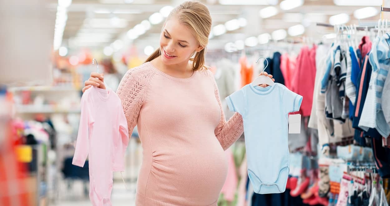 Schwangere beim Babymode kaufen