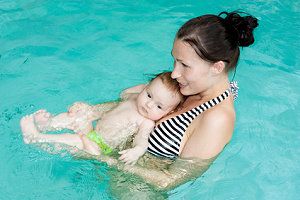 Mutter mit Baby beim Schwimmen
