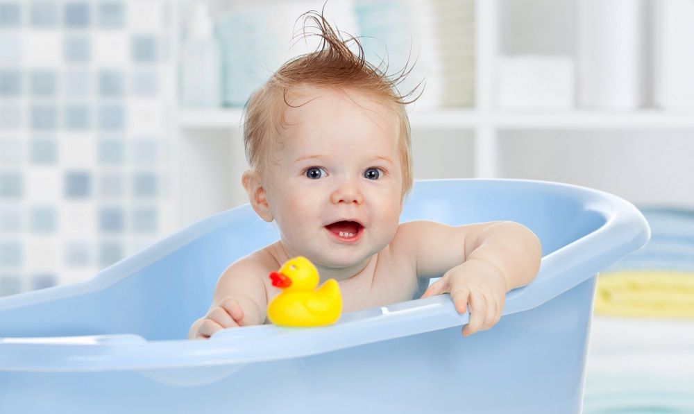 Baby beim Haare waschen
