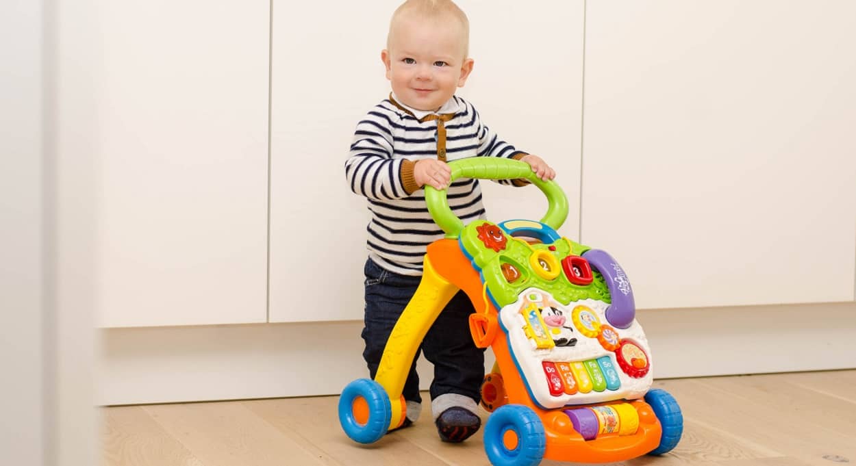Junge mit Babyspielzeug ab 12 Monate