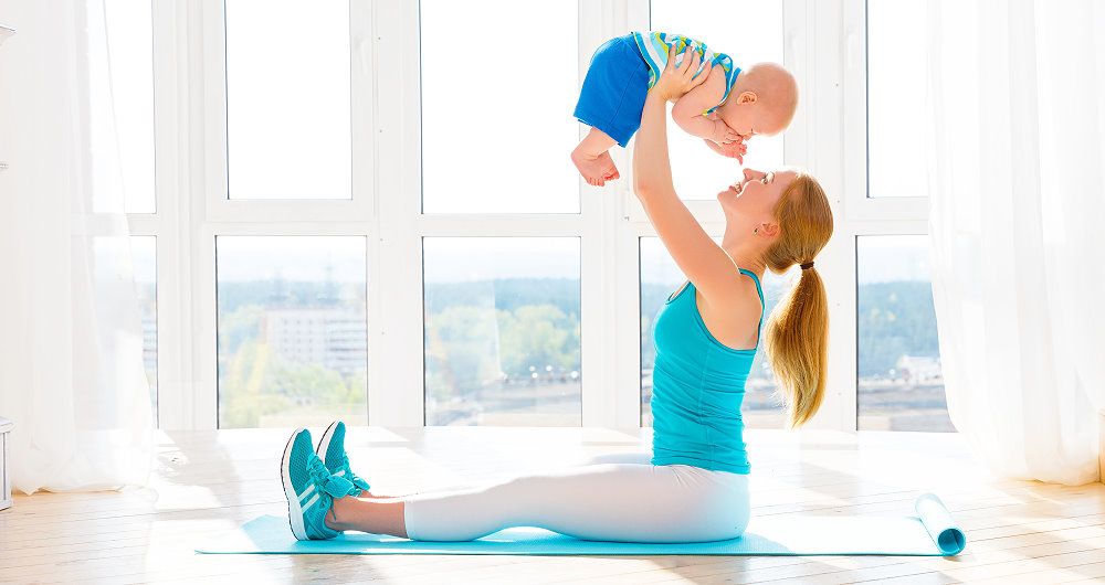 Baby bei der Gymnastik mit Mama