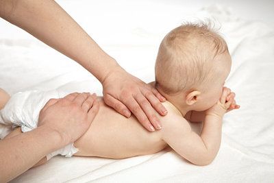 Baby geniesst eine Massage