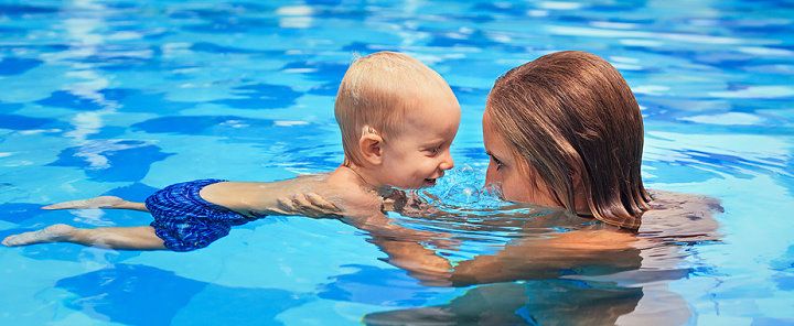 Mutter und Kind beim Babyschwimmen