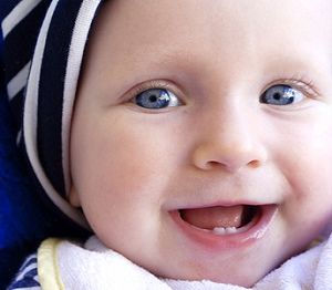 Ein Baby mit zwei Zähnen