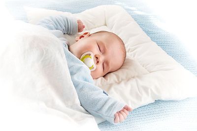 Baby schläft mit Beruhigungssauger
