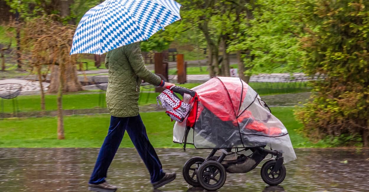 Kinderwagenzubehör wie ein Regenschutz
