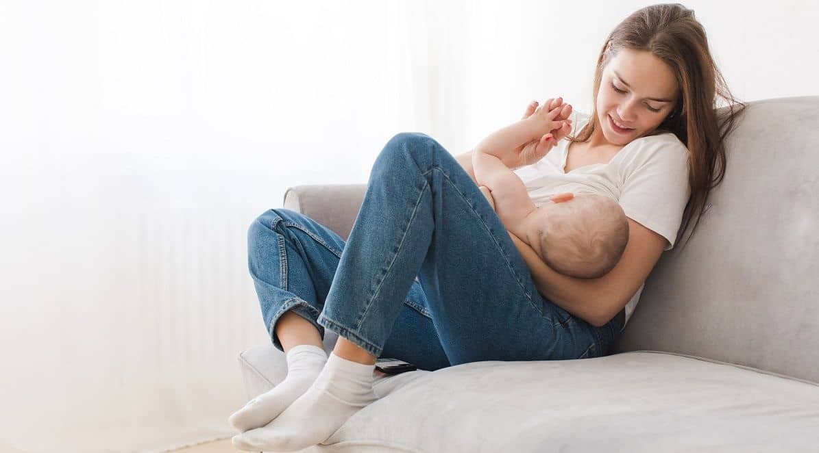 Mutter stillt ihr Baby trotz Schlupfwarzen
