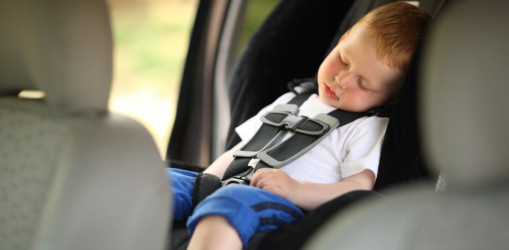 Junge schläft während der Autofahrt