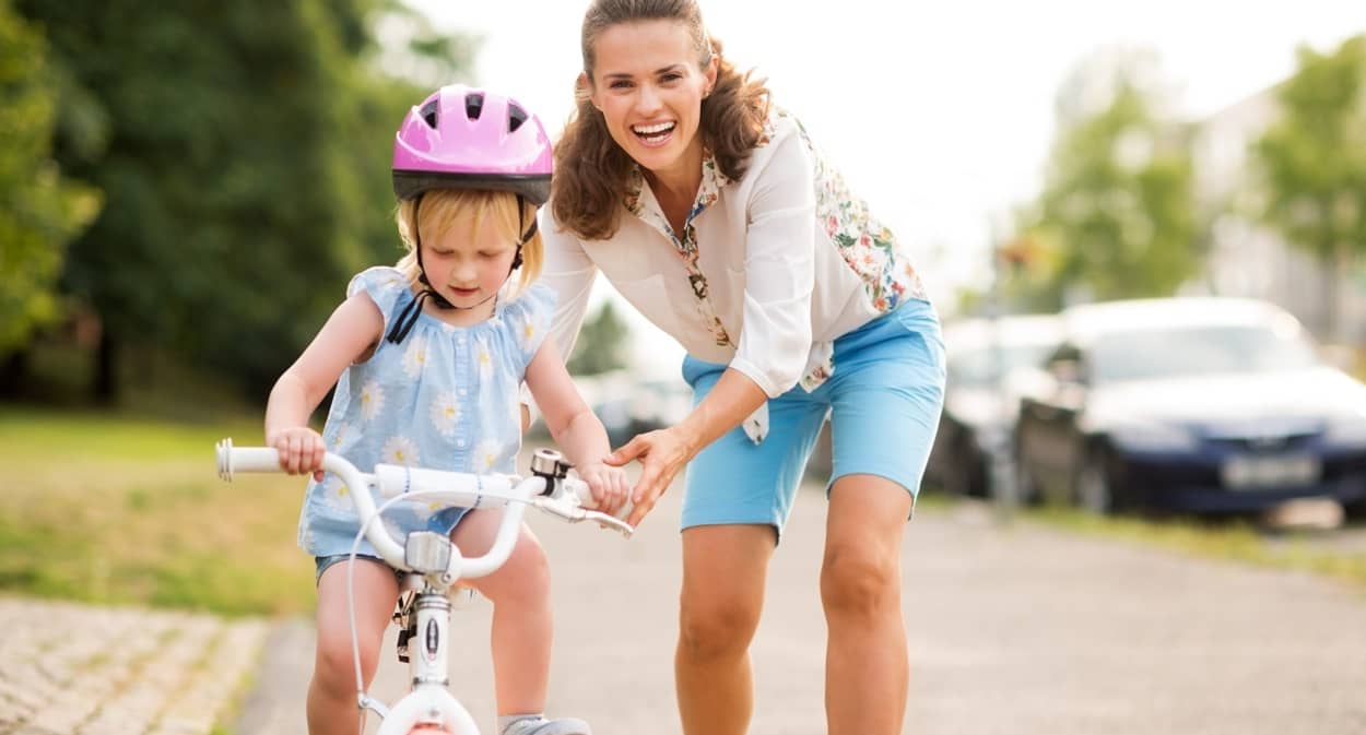 Kind beim Fahrradfahren lernen ohne Stützräder