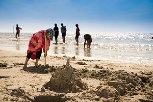 Kinder spielen am Strand