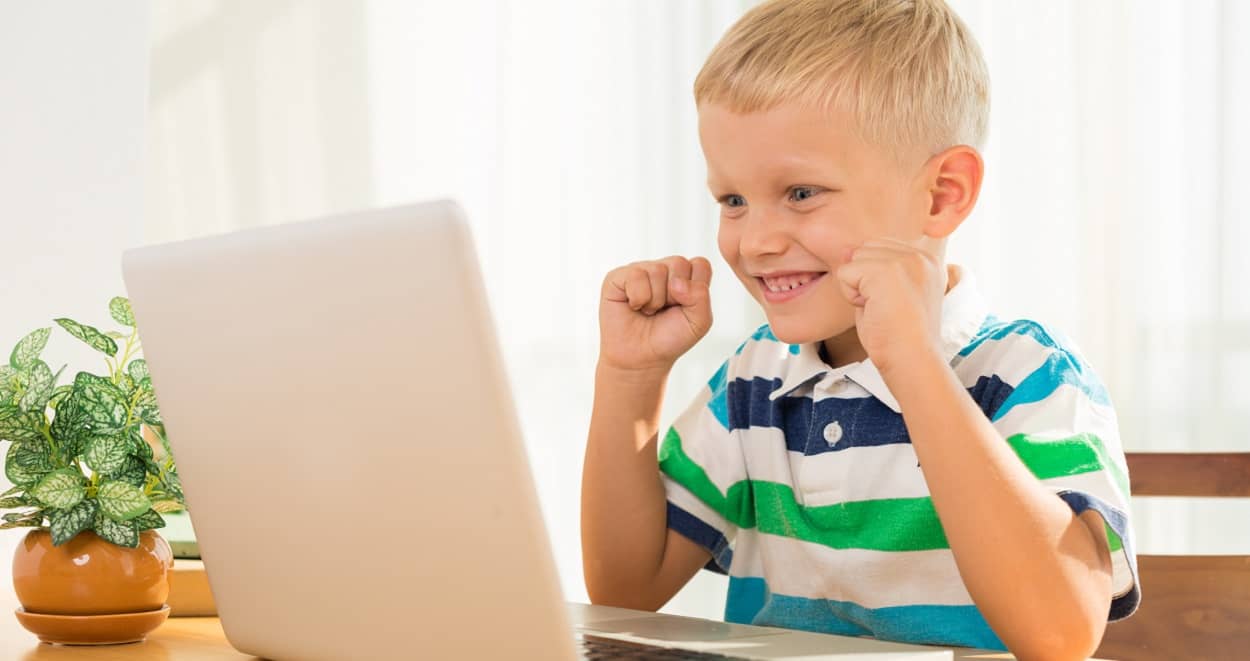 Kleiner Junge sitzt am Computer