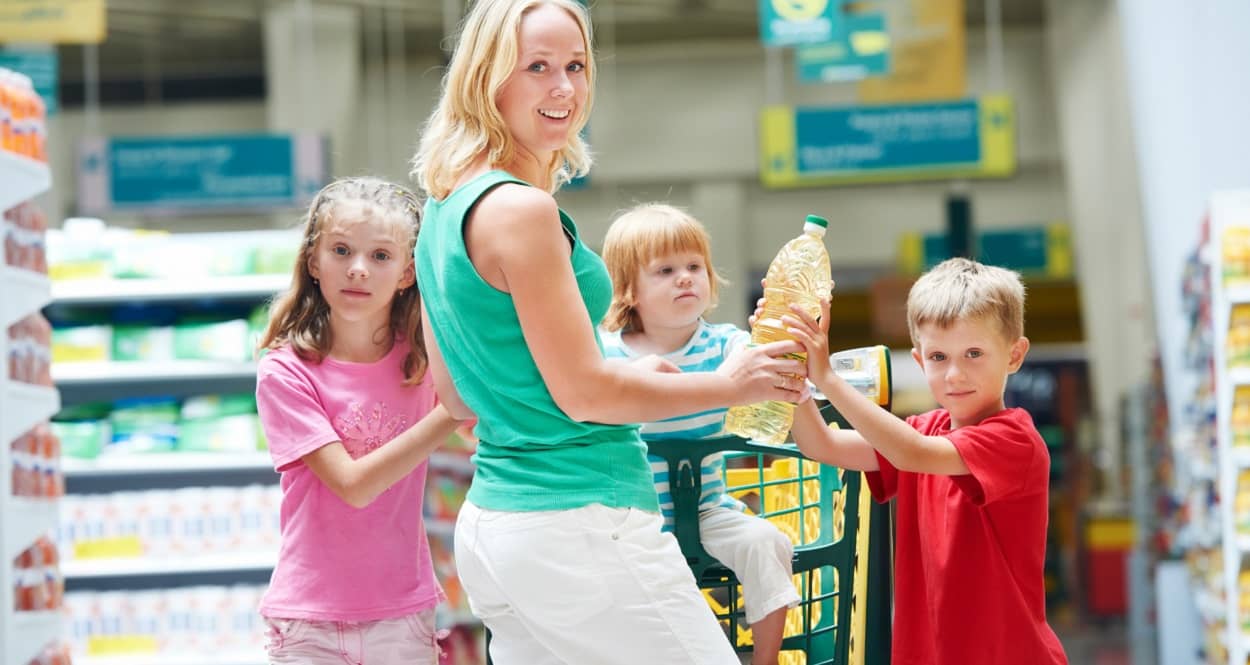 Frau beim Einkaufen mit Kindern