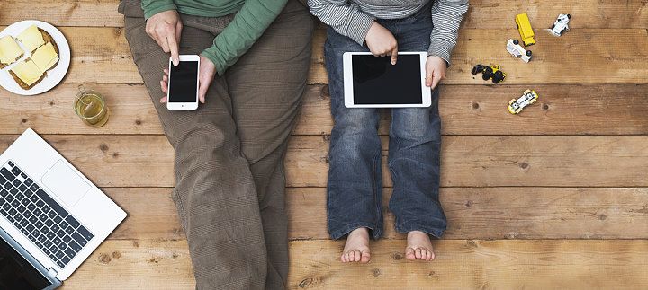 Medienerziehung für Kinder - Mutter und Sohn mit Handy und Tablet