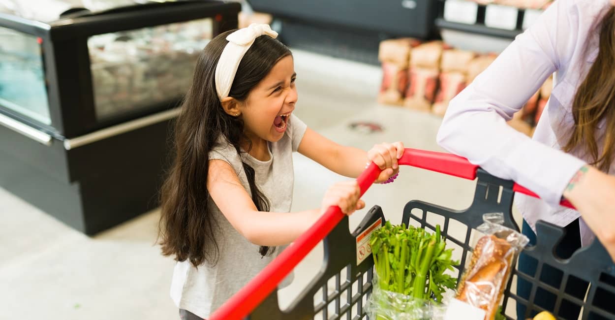 Mädchen hat einen Wutanfall im Supermarkt - Was tun