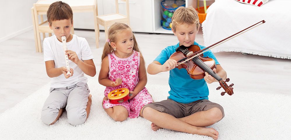 Kinder mit verschiedenen Musikinstrumenten