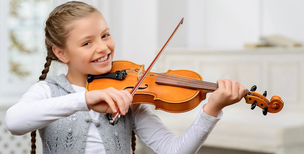 Mädchen beim Geige spielen