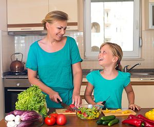 Mutter und Tochter bereiten einen Salat zu