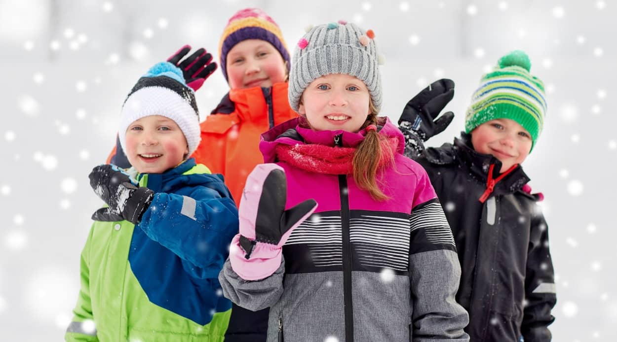 Kinder in warmer Winterbekleidung