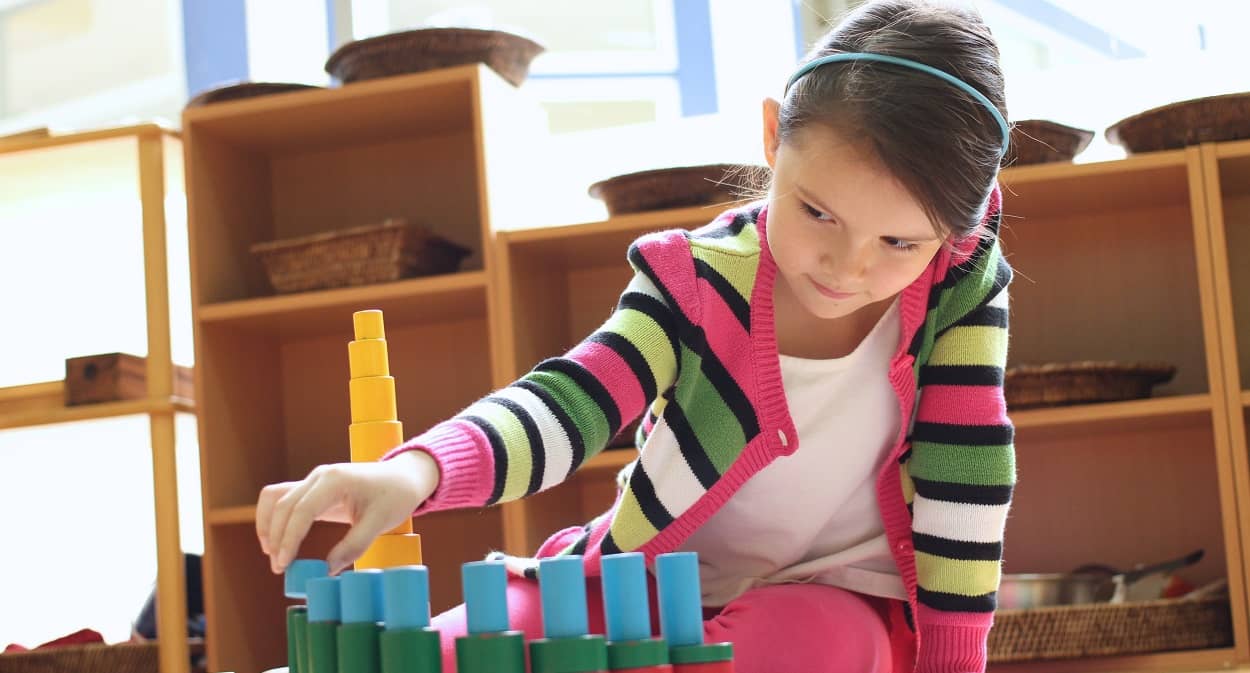 Mädchen spielt im Montessori Kindergarten