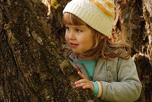 Verstecken spielen im  Waldkindergarten