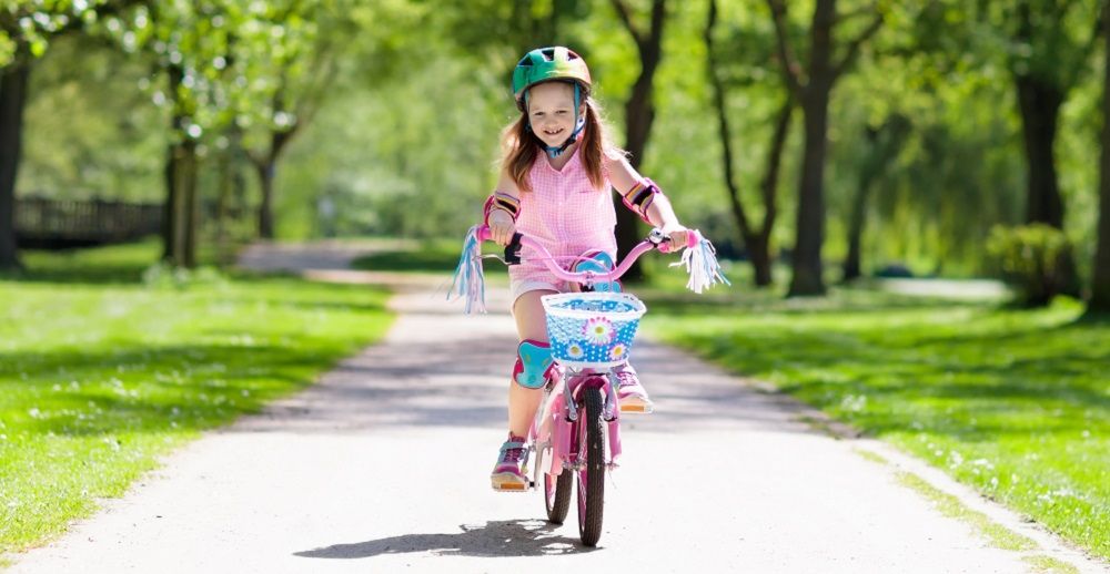 Mädchen lernt das Fahrradfahren